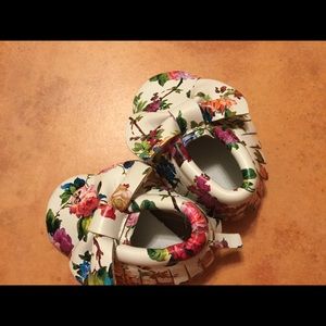 Shoes - FLORAL BABY SHOES with Bow Moccasin Style Size 3 Shoes - FLORAL BABY SHOES with Bow Moccasin Style Size 3
